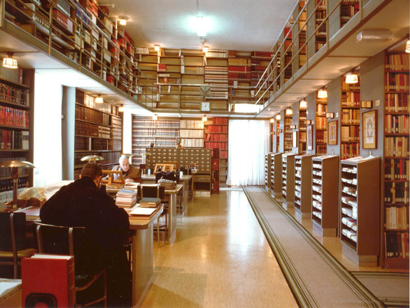 Biblioteca moderna, vecchia sede adiacente alla Biblioteca Monumentale, tra gli studiosi il prof. Bruno Martellotta