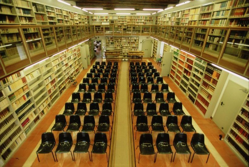 Sala polivalente della biblioteca moderna inaugurata nel 2001
